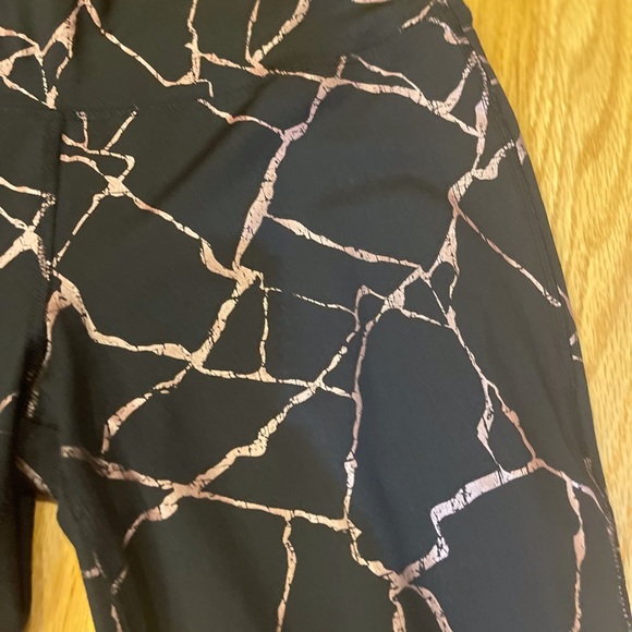 💜 5 for $25 or 3 for $18 Avia black & rose gold crack pattern leggings - Picture 5 of 8